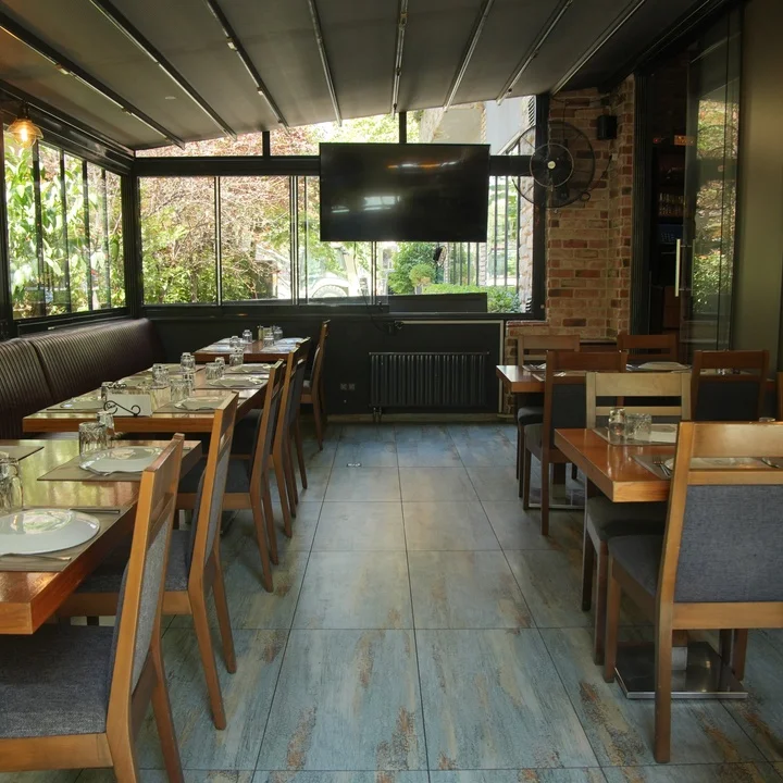 VIP Glass Lounge - Gallery Image