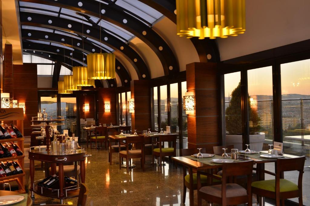 Euphrates Ballroom - Gallery Image