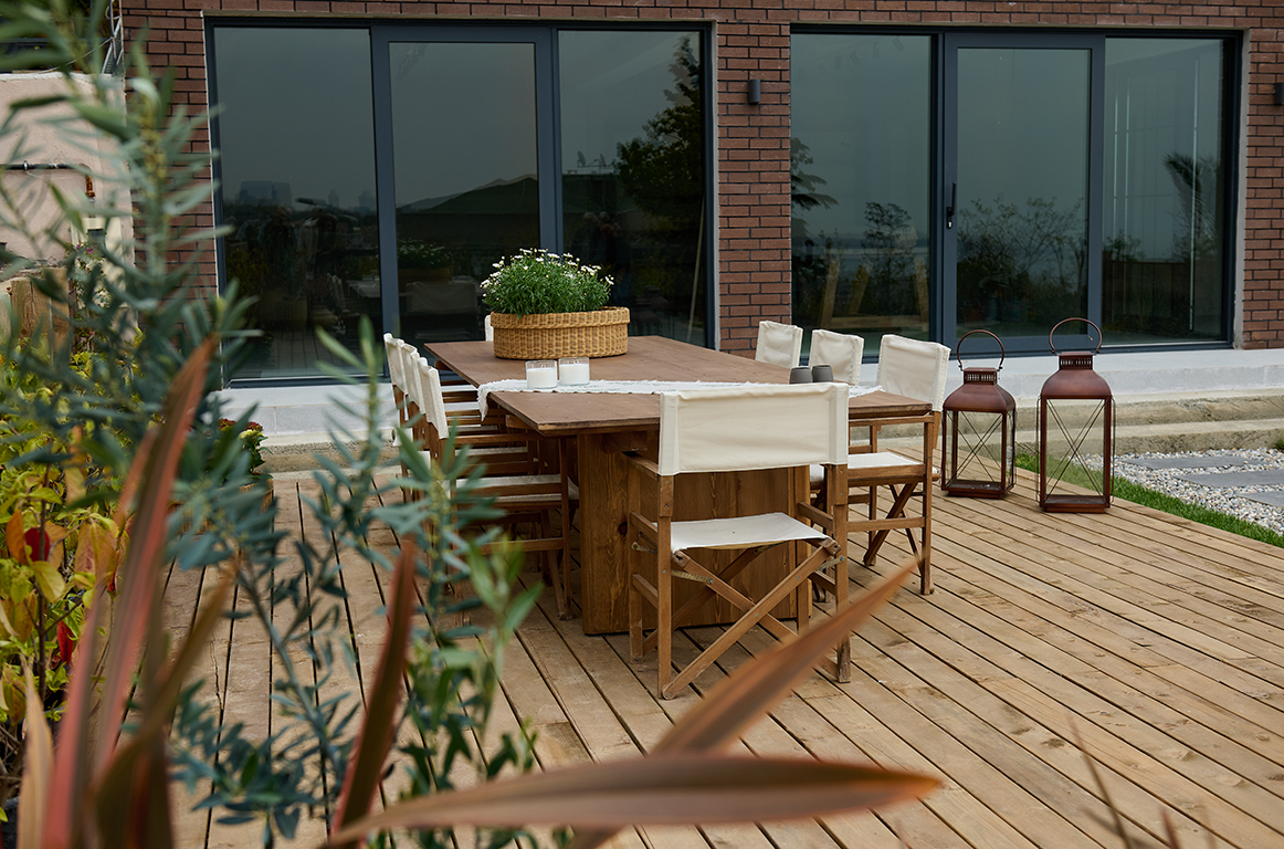 Deck Area - Gallery Image