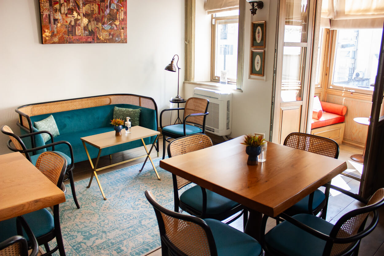 Bay Room - Gallery Image