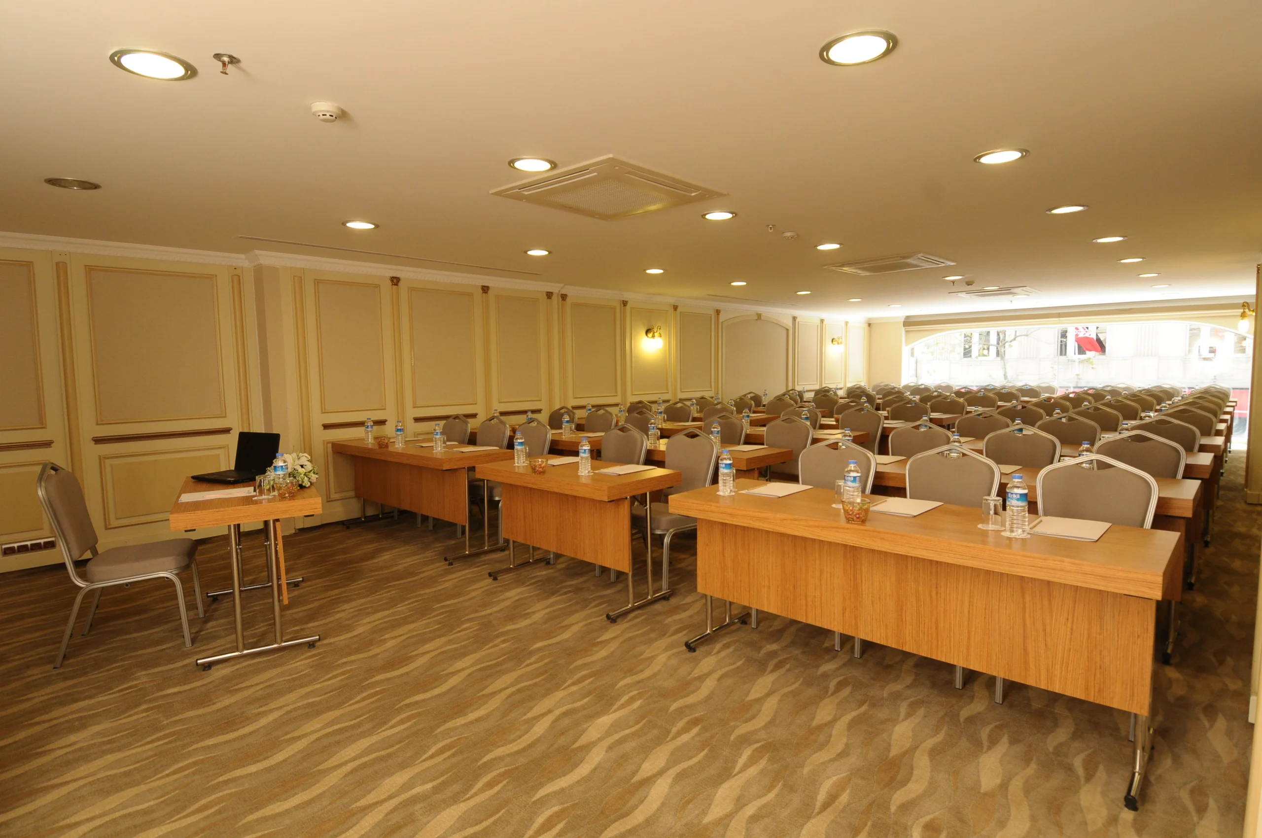 Ceyhan Toplantı Salonu - Oda Görseli