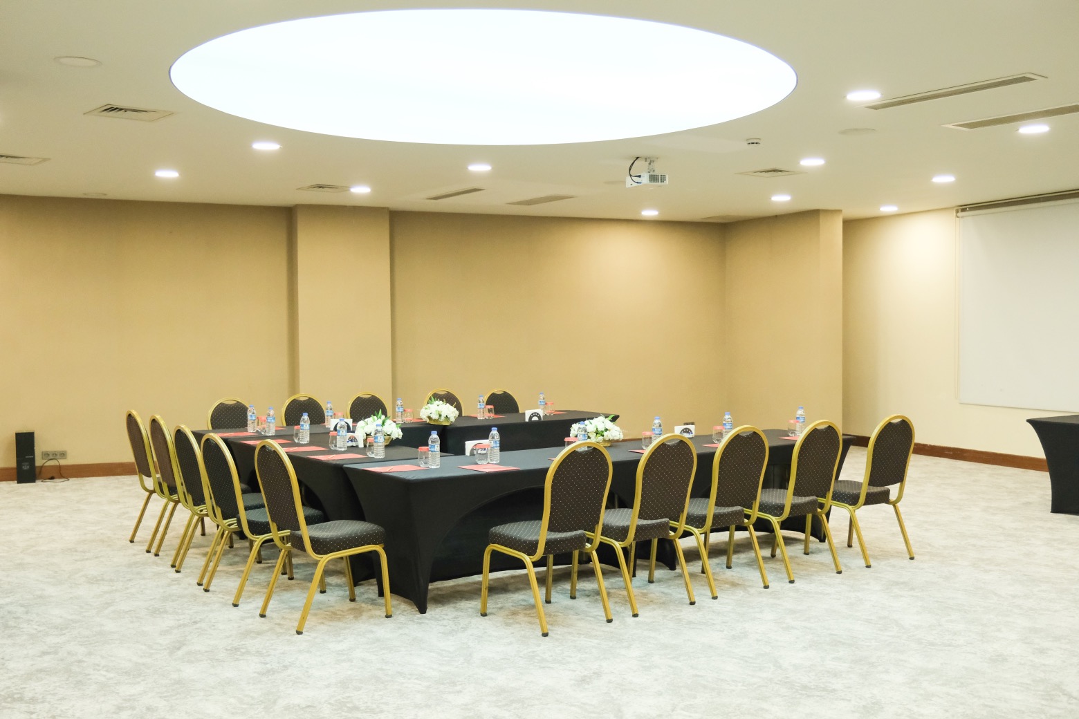 Cedar Meeting Room - Gallery Image