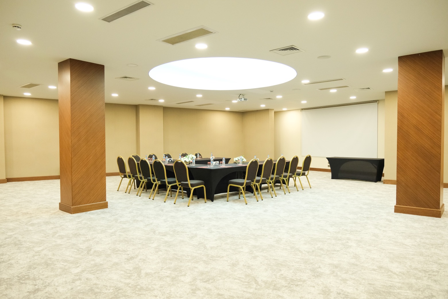 Cedar Meeting Room - Gallery Image