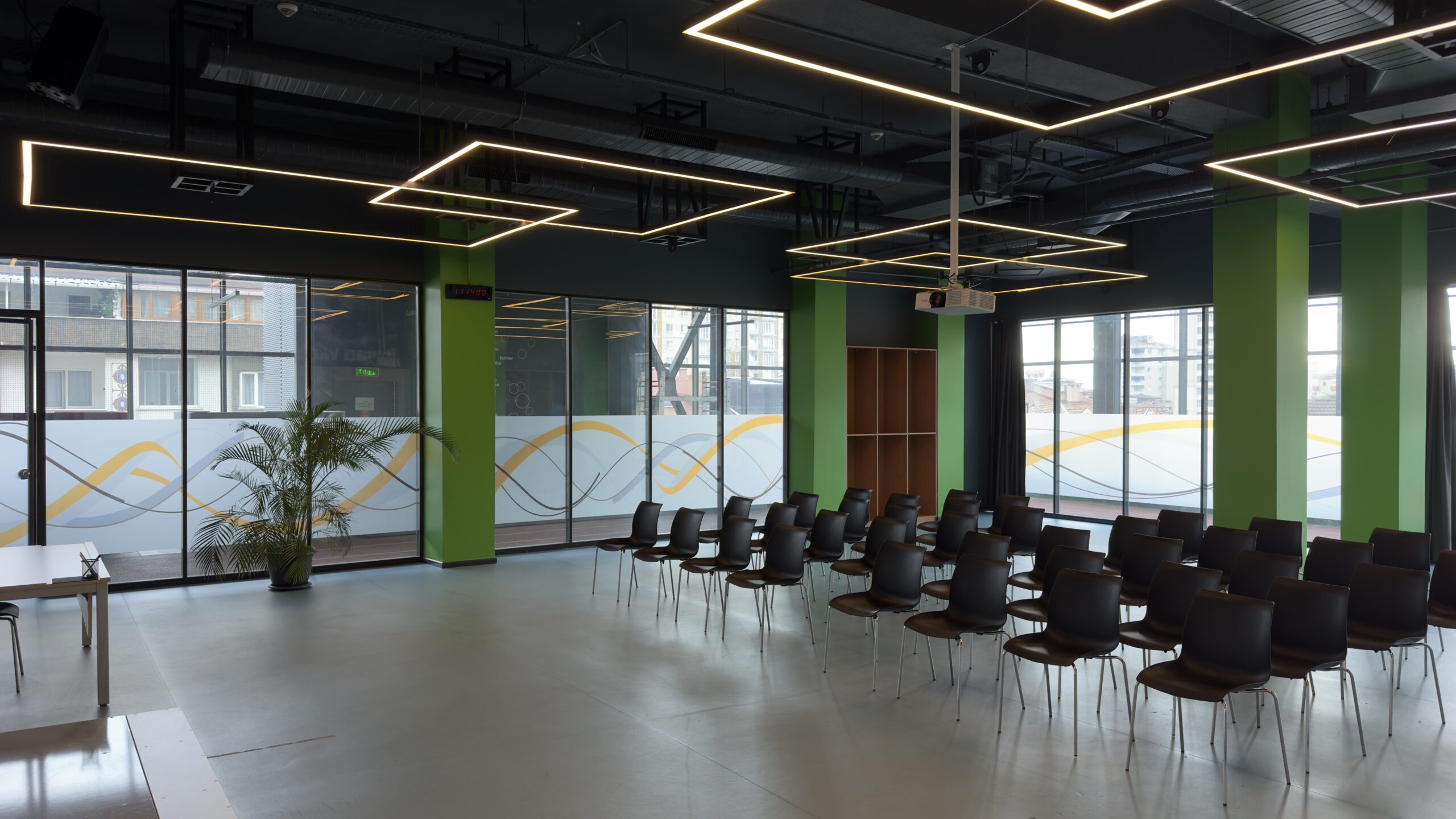 Large Seminar Area - Gallery Image