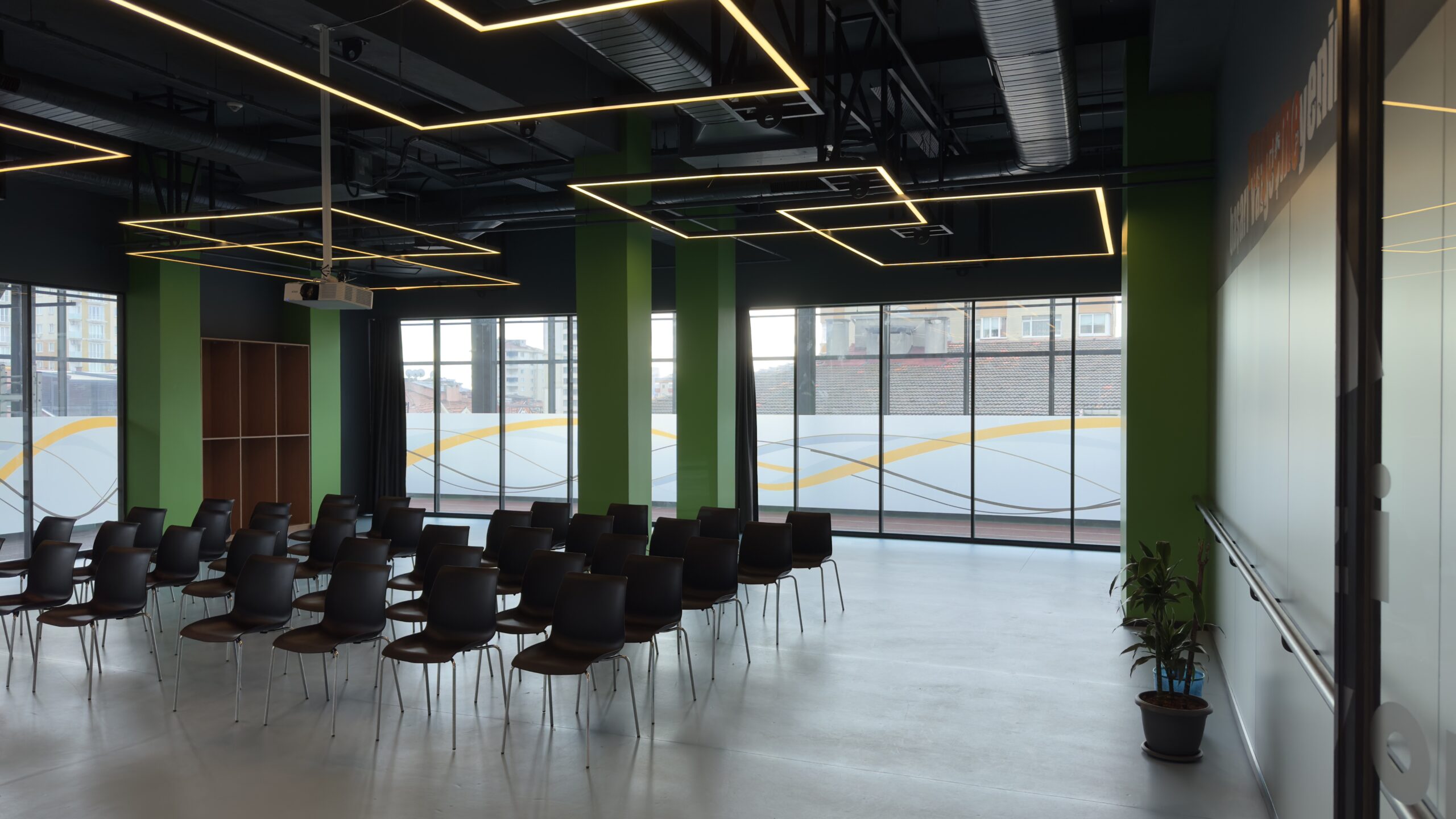 Large Seminar Area - Gallery Image