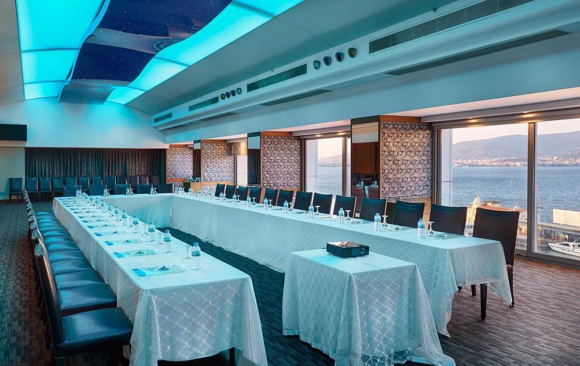 Roof Salon - Room Image