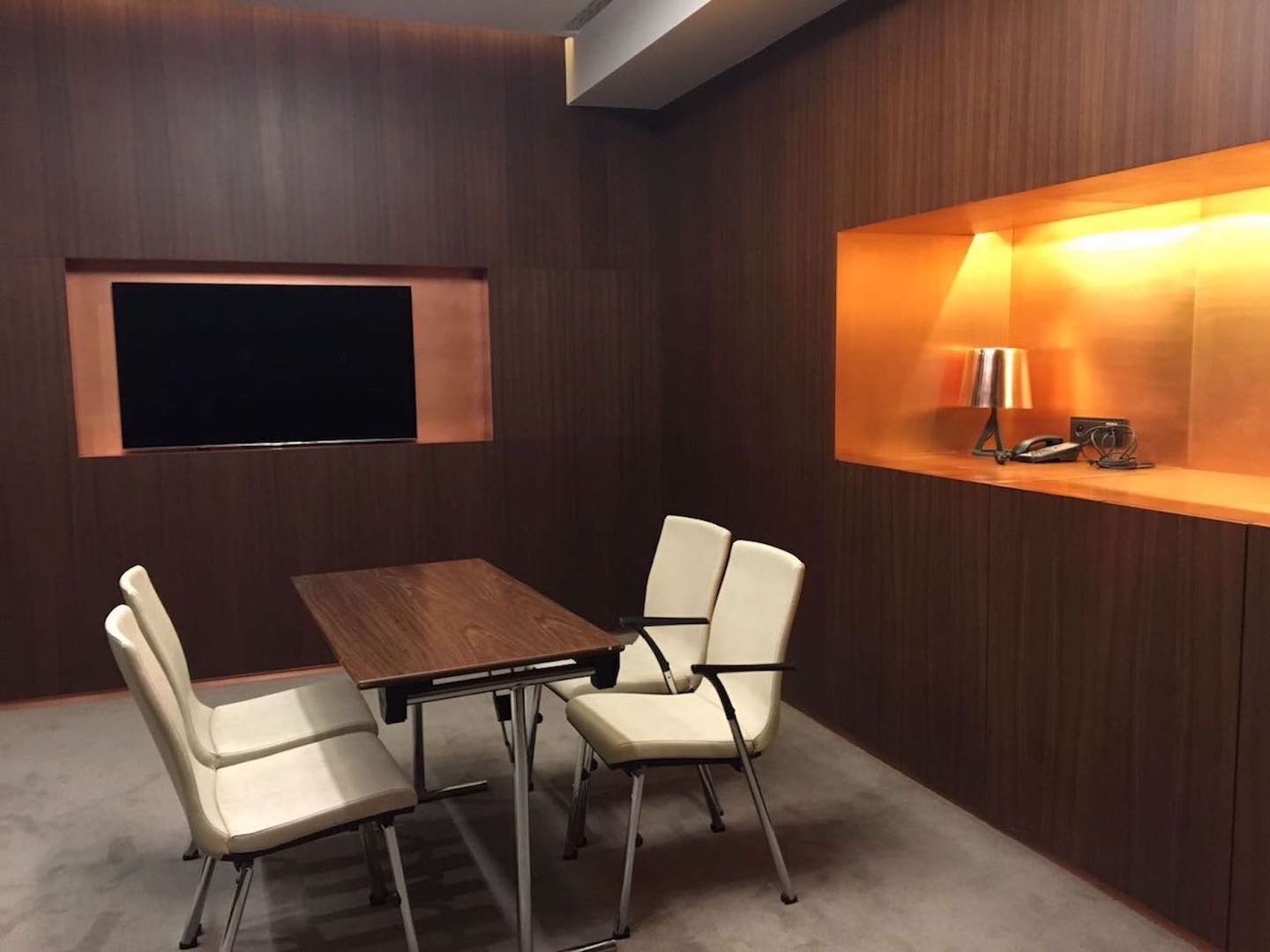 Salvador Dali Boardroom - Oda Görseli