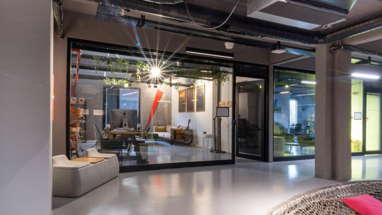 W'Board Meeting Room - Gallery Image