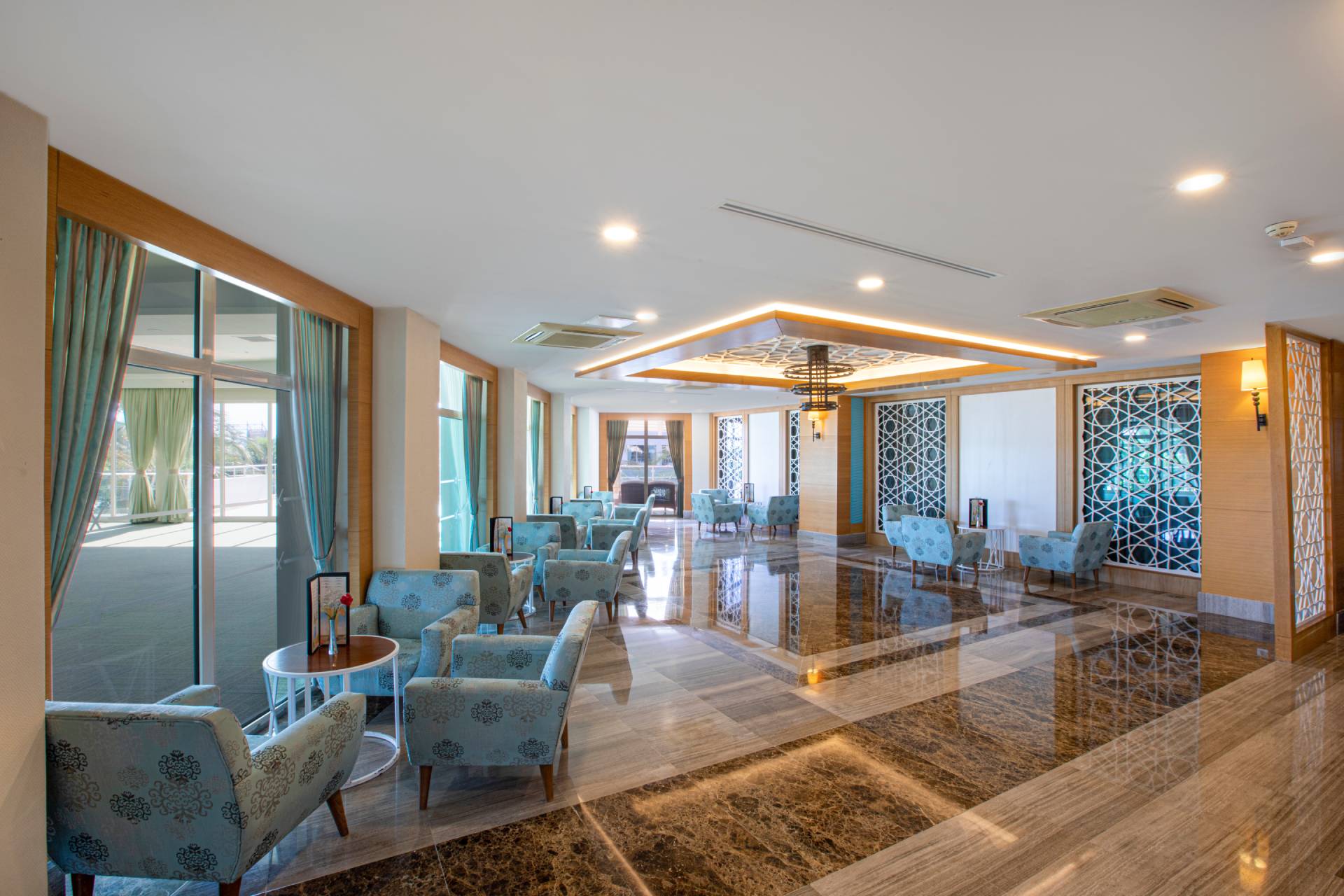 Breezes Foyer - Room Image